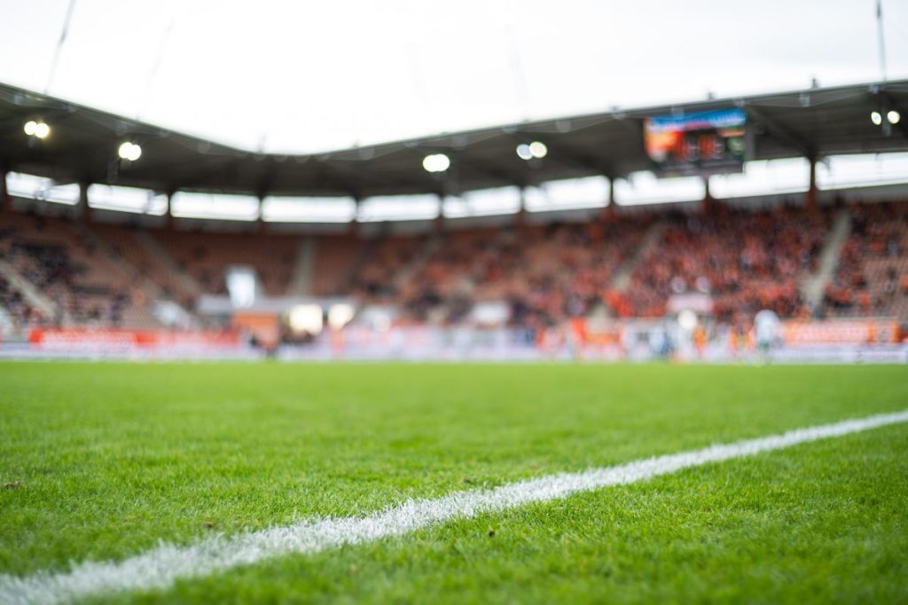 Co oferuje manager akademii piłkarskiej w rozmawie z rodzicami – szczegóły dotyczące opłat, boiska ewentualnych rabatów oraz miesięcznej opłaty za treningi.