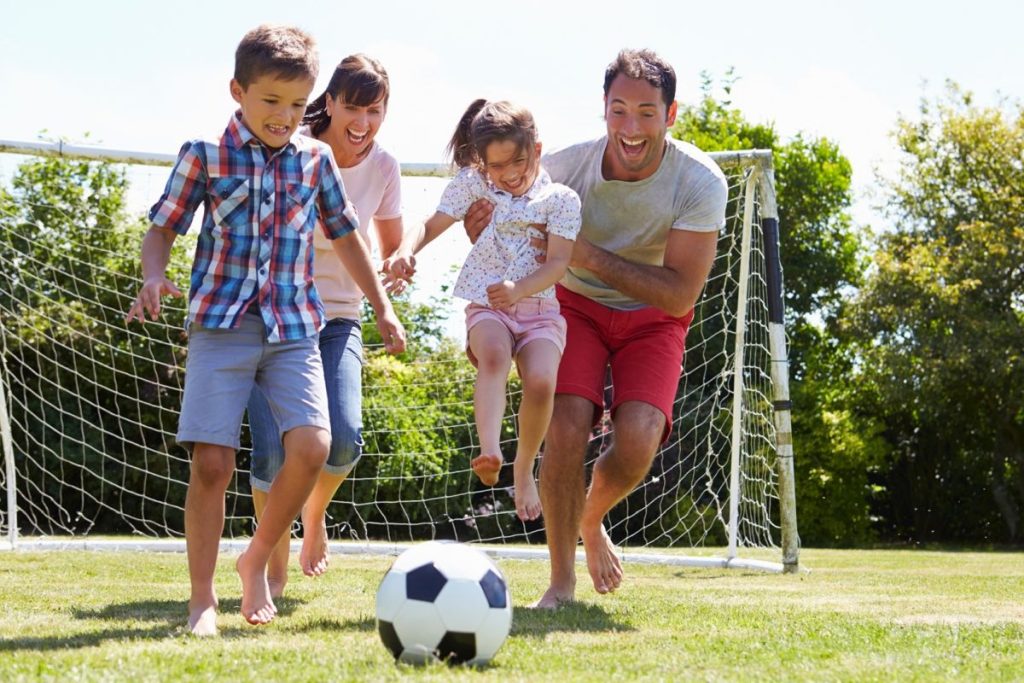 Dzieci w dwóch pierwszych latach treningów piłki nożnej – radość, zabawy i rozwijanie pasji do sportu od początku do końca sezonu.